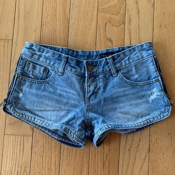 Y2K Low Waisted Demin Shorts with Zipper Detailing, Size 27 - Picture 2 of 5